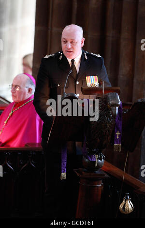 Brian Sweeney bei der Gedenkfeier in der Kathedrale von Glasgow zum Gedenken an den 50. Jahrestag der Katastrophe in der Cheapside Street, bei der 14 Mitglieder des Glasgow Fire Service und 5 Mitglieder des Glasgow Salvage Corps bei einer Explosion von Whiskey-Verbindungen ums Leben kamen. Stockfoto