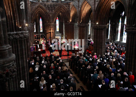 Der Gedenkgottesdienst in der Kathedrale von Glasgow zum Gedenken an den 50. Jahrestag der Katastrophe in der Cheapside Street, bei dem 14 Mitglieder des Glasgow Fire Service und 5 Mitglieder des Glasgow Salvage Corps bei einer Explosion von Whiskey-Verbindungen ums Leben kamen. Stockfoto