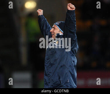 Derek McInnes, Manager von St. Johnstone, feiert während des Spiels der Scottish Premier League der Clydesdale Bank im McDiarmid Park, Perth. Stockfoto