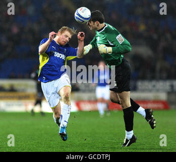 Leicester City Torwart Chris Weale läuft vor seinem Strafraum, um den Ball vor dem Cardiff City Chris Burke während des Coca-Cola Championship-Spiels im Cardiff City Stadium, Cardiff, zu führen. Stockfoto