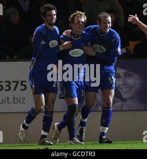 St Johnstone's Liam Craig feiert das dritte Tor mit seinen Teamkollegen Cillian Sheridan (links) und Kenny Deuchar (rechts) während des Spiels der Clydesdale Bank Scottish Premier League im McDiarmid Park, Perth. Stockfoto