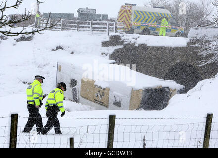 Die Szene auf der A73 in der Nähe von Wiston in Schottland, nachdem ein Bus mit Schulkindern die Straße verließ und ins Wasser stürzte. Stockfoto