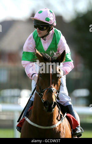 Pferderennen Sie - Doncaster Schild Tag - Doncaster Racecourse Stockfoto