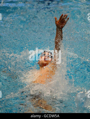 Chris Walker-Hebborn von Team Ipswich in Aktion bei seinem Heat der Mens Open 200m Backstroke während der British Swimming Championships in Ponds Forge, Sheffield. Stockfoto