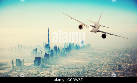 Kommerziellen Flugzeug fliegt über moderne Stadt mit Wolkenkratzern Stockfoto