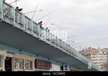 Lokale Fischer auf der Galata-Brücke in Istanbul, Türkei Stockfoto