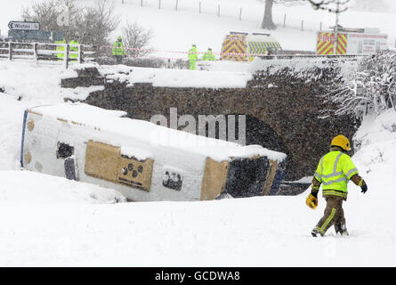 Die Szene auf der A73 in der Nähe von Wiston in Schottland, nachdem ein Bus mit Schulkindern die Straße verließ und ins Wasser stürzte. Stockfoto