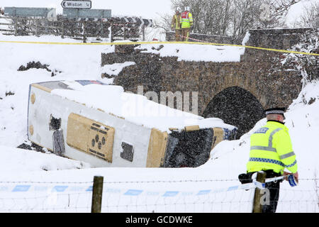 Die Szene auf der A73 in der Nähe von Wiston in Schottland, nachdem ein Bus mit Schulkindern die Straße verließ und ins Wasser stürzte. Stockfoto