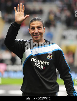 Newcastle United Manager Chris Hughton winkt vor den Fans vor dem Coca-Cola Football League Championship-Spiel im St James' Park, Newcastle. Stockfoto