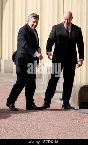 Premierminister Gordon Brown trifft den Privatsekretär der Königin, Sir Christopher Geidt, bei seiner Ankunft am Buckingham Palace im Zentrum von London, wo er mit Ihrer Majestät zusammentraf, um vor den Parlamentswahlen im Mai 6 eine Auflösung des parlaments zu fordern. Stockfoto