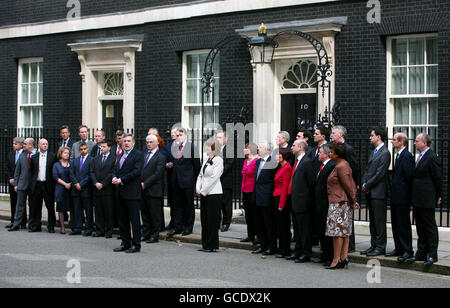 Premierminister Gordon Brown gab eine Erklärung ab, wobei die Labour Party-Hauptbank vor seiner offiziellen Londoner Residenz, 10 Downing Street, schaute, nachdem er die Queen im Buckingham Palace getroffen hatte, um vor einer Parlamentswahl am 6. Mai um eine Auflösung des parlaments zu bitten. Stockfoto