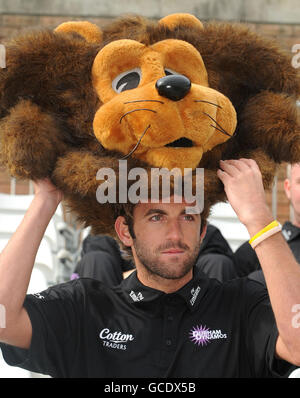 Durhams Liam Plunkett scherzt mit Chester, dem Maskottchen, während einer Mediensitzung im Riverside Stadium, Durham. Stockfoto