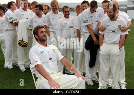 Durhams Liam Plunkett scherzt während einer Mediensitzung im Riverside Stadium, Durham. Stockfoto