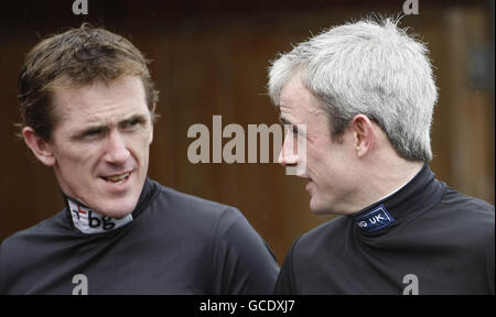 Jockeys Tony McCoy (links) und Ruby Walsh während des Osterfestivals auf der Fairyhouse Racecourse, Co Meath, Irland. Stockfoto