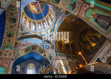 Lichtstrahlen in der Sioni-Kirche in Tiflis, Georgien. Stockfoto