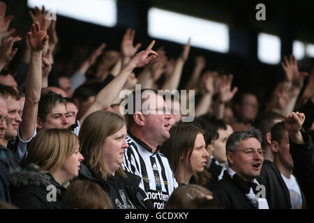Fußball - Coca-Cola Football League Championship - Peterborough United / Newcastle United - London Road Ground. Newcastle United Fans in guter Stimme auf den Tribünen Stockfoto