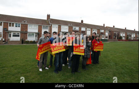 Arbeiteraktivisten warten auf die Ankunft des Abgeordneten Jim Murphy und des schottischen Labour-Führers Iain Gray, während sie sich auf dem Weg zum Wahlkampf in Edinburgh befinden. Stockfoto