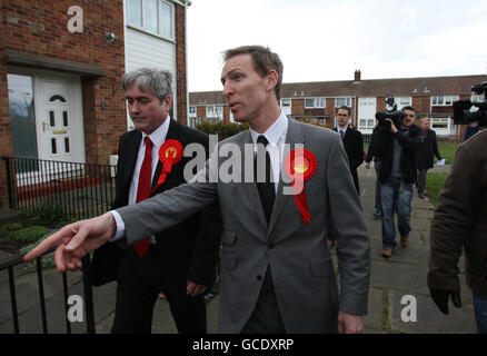 Der Labour-Abgeordnete Jim Murphy (rechts) und der schottische Labour-Führer Iain Gray klopfen an Türen, während sie sich in Edinburgh auf dem Weg zum Wahlkampf befinden. Stockfoto