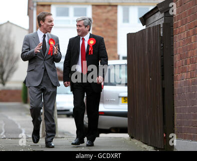 Der Labour-Abgeordnete Jim Murphy (links) mit dem schottischen Labour-Führer Iain Gray während des Wahlkampfs in Edinburgh. Stockfoto