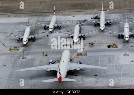 British Airways-Flugzeuge sitzen an ihrem Maschinenbaustützpunkt in Heathrow Flughafen in Middlesex Stockfoto