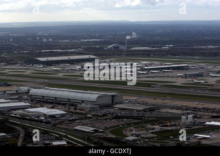 Das British Airways Cargo Gebäude (Vorderseite) und Terminal 5 an Flughafen Heathrow in Middlesex Stockfoto