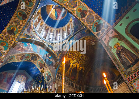 Lichtstrahlen in der Sioni-Kirche in Tiflis, Georgien Stockfoto