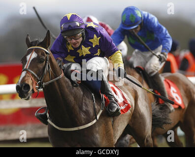 Pferderennen - Osterfest - Tag Drei - Fairyhouse Racecourse. UN Scharned ridged von Alan Crowe gewinnt die Handicap-Hürde Ladbrooks.com während des Osterfestivals auf der Fairyhouse Racecourse, Co Meath, Irland. Stockfoto