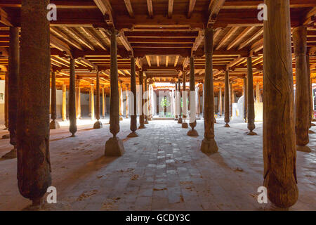 Holzsäulen der Juma Moschee in Chiwa, Usbekistan. Stockfoto