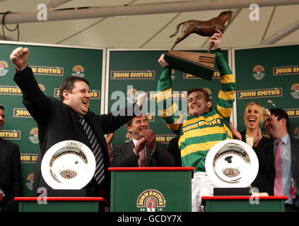 Peter Kay überreicht Tony McCoy (rechts) die Trophäe nach dem Gewinn des John Smith's Grand National auf Don't Push IT auf der Aintree Racecourse, Liverpool. Stockfoto