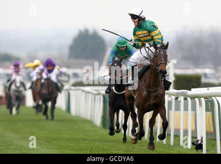 Pferderennen - 2010 John Smith's Grand National - Tag drei - Aintree Racecourse. Tony McCoy feiert den Gewinn des John Smith's Grand National auf Don't Push IT auf der Aintree Racecourse, Liverpool. Stockfoto