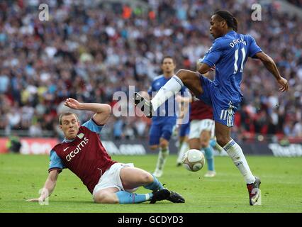 Richard Dunne von Aston Villa (links) und Didier Drogba von Chelsea (rechts) In Aktion Stockfoto