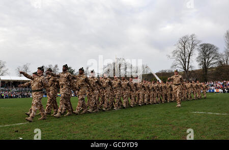 Rugby Union - Gibraltar Asset Management Melrose Sevens - The Greenyards - Melrose. Mitglieder des 6. Bataillons, des Royal Regiment of Scotland, marschieren während des Gibraltar Asset Management Melrose Sevens auf den Greenyards Stockfoto