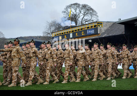 Rugby Union - Gibraltar Asset Management Melrose Sevens - The Greenyards - Melrose. Mitglieder des 6. Bataillons, des Royal Regiment of Scotland, marschieren während des Gibraltar Asset Management Melrose Sevens auf den Greenyards Stockfoto