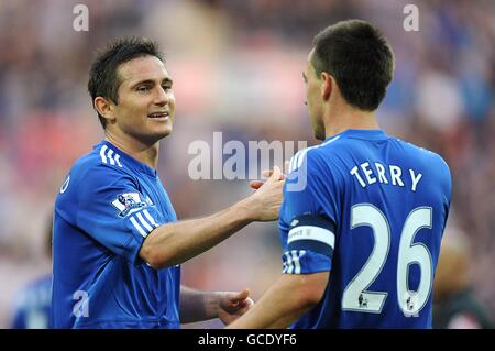 Fußball - FA Cup - Halbfinale - Aston Villa gegen Chelsea - Wembley Stadium. Chelseas Frank Lampard (links) feiert nach dem letzten Pfiff mit seinem Teamkollegen John Terry (rechts) Stockfoto