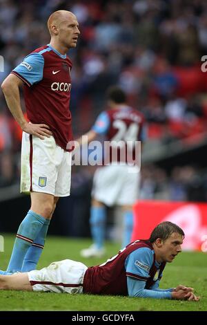 Fußball - FA Cup - Halbfinale - Aston Villa gegen Chelsea - Wembley Stadium. James Collins von ston Villa (oben) und Stephen Warnock erscheinen nach Chelseas drittem Tor niedergeschlagen Stockfoto