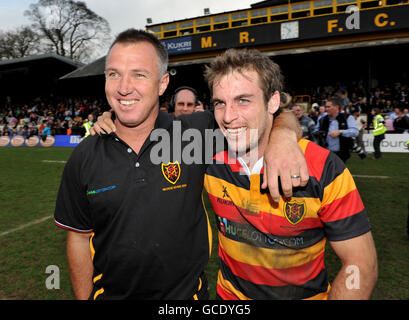 Rugby Union - Gibraltar Asset Management Melrose Sevens - The Greenyards - Melrose. Hamilton's Jandre Du Plessis (rechts) feiert den Gewinn der Gibraltar Asset Management Melrose Sevens mit seinem Trainer Anton Moolman Stockfoto