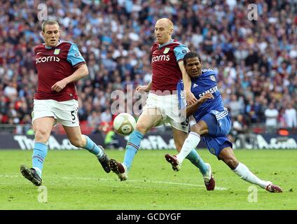 Fußball - FA Cup - Halbfinale - Aston Villa gegen Chelsea - Wembley Stadium. Richard Dunne von Aston Villa (links) und James Collins (Mitte) im Kampf gegen Florent Malouda von Chelsea (rechts) Stockfoto