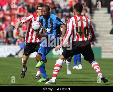 Fußball - Coca-Cola Football League One - Southampton / Charlton Athletic - St Mary's Stadium. Charlton Athletic's Kyel Reid (Mitte) kämpft mit Jon Otsemobor (rechts) und Dean Hammond (links) um den Ball Stockfoto