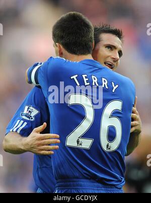 Chelsea's Frank Lampard (links) feiert mit Teamkollege John Terry (rechts) Nach der letzten Pfeife Stockfoto