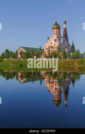 Reflexion einer Kirche in Almaty, Kasachstan. Stockfoto
