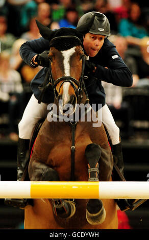 Dritter Platz Deutschlands Eric Van der Vleuten auf VDL Groep Utasha SFN im heutigen Finale der British Open Show Jumping Championships der British Open Show Jumping Championships im NEC, Birmingham. Stockfoto