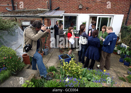 Die stellvertretende Vorsitzende der Labour Party Harriet Harman trifft den Hausbesitzer Bobbie Richardson in ihrem Haus in Reading, Berkshire. Stockfoto