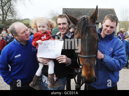 Don't Push IT, Jockey Tony McCoy, seine Tochter Eve im Alter von 2 Jahren, mit Trainer Jonjo O'Neill (links) und Bräutigam Alan Berry (rechts) während der Parade im Plough Inn bei Ford, Temple Guiting. Stockfoto