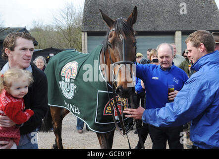 Horse Racing - 2010 John Smiths Grand National - Dont Push es Parade - Plough Inn Ford Stockfoto