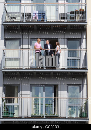 Premierminister Gordon Brown trifft Cheryl Refill und Richard Belle in ihrer Wohnung, die sie letztes Jahr in Edgware mit Hilfe eines Arbeitssystems namens HomeBuy Direct gekauft haben, das Erstkäufern hilft. Stockfoto