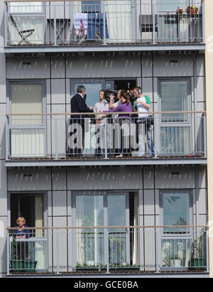 Premierminister Gordon Brown wird auf dem Balkon einer Wohnung im Besitz von Cheryl Refill und Richard Belle interviewt, die sie letztes Jahr in Edgware mit Hilfe eines Arbeitssystems namens HomeBuy Direct kauften, das Erstkäufern hilft. Stockfoto