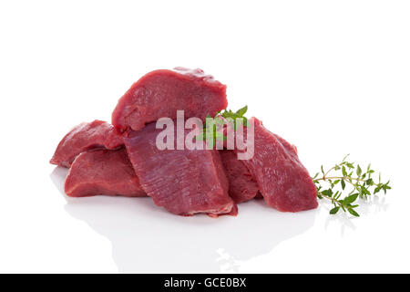 Gehackte frische Rindfleisch Stücke isoliert auf weißem Hintergrund. Kulinarischen Fleisch zu essen. Stockfoto