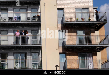 Premierminister Gordon Brown trifft Cheryl Rehill und Richard Belle in ihrer Wohnung, die sie letztes Jahr in Edgware, London, mit Hilfe eines Arbeitssystems namens HomeBuy Direct gekauft haben, das Erstkäufern hilft. Stockfoto