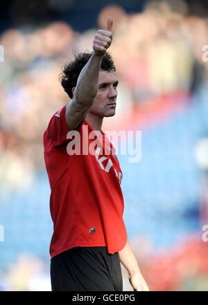 Charlton Athletic's Stand-in Kapitän Christian Dailly gibt den Reisenden Fans nach dem Spiel nach dem Coca-Cola League One Spiel im Galpharm Stadium, Huddersfield, die Daumen hoch. Stockfoto