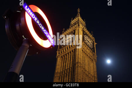 Die Paläste von Westminster's St. Stephen's Tower, in dem die Glocke Big Ben untergebracht ist, und der Mond, als die Lichter zur Erdstunde des WWF ausgeschaltet wurden. Stockfoto